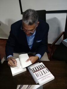 Voces propias. Conversaciones: diálogos a mano alzada, solo con lápiz, papel y nostalgia… Voces propias. Conversaciones: diálogos a mano alzada, solo con lápiz, papel y nostalgia…