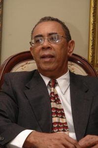 Diógenes Céspedes: “Hay que tener el cerebro bien amueblado para no sucumbir ante la violencia política y sagrada…” Diógenes Céspedes: “Hay que tener el cerebro bien amueblado para no sucumbir ante la violencia política y sagrada…”